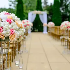 Blumenarrangements und Stühle für eine Zeremonie. Tolle hochzeitsmotto ideen für einen romantischen Tag.