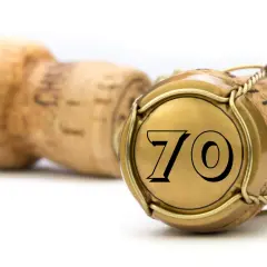 Sektkorken mit der Zahl 70, die die Bedeutung eines 70. Hochzeitstages symbolisiert.