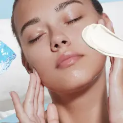 Erfrischende gesichtsreinigung routine mit Eiswürfeln und einer cremigen Textur für reine Haut.