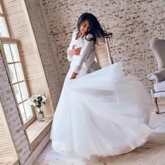 Glückliche Braut dreht sich in ihrem Traumkleid. Hier finden Sie günstige brautkleider online, um Ihren großen Tag perfekt zu machen.