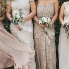 Festliche Kleider, die man zur diamantenen Hochzeit anziehen könnte: glitzernde und fließende Stoffe in zarten Farben, gehalten von eleganten Damen mit Blumensträußen.