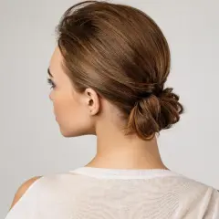 Eine elegante hochsteckfrisur kurze haare, die den Nacken frei lässt.