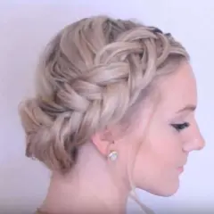Wiesn Frisur kurze Haare: Ein geflochtener Kranz um den Kopf, der wie ein Haarband wirkt, mit einem Dutt im Nacken.