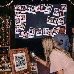 Gäste scannen QR-Code für eine interaktive Photowall – eine tolle Idee für das Hochzeitsprogramm!