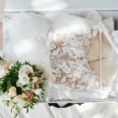 Brautkleid, Schleier, Brautstrauß und zarte Pumps liegen bereit. Alles für das Getting ready Hochzeit.