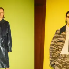 Zwei Models präsentieren moderne Outfits. Links eine Frau in schwarzem Lackmantel, rechts ein Mann im Camouflage-Look. Beide tragen Kleidung von deutschen Klamotten Marken.