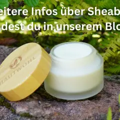 Ein Glas Sheabutter mit Holzdeckel steht im Grünen. Erfahre mehr über die Sheabutter Wirkung Haut in unserem Blog.