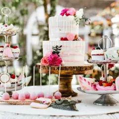 Festlicher Sweet Table mit zweistöckiger Torte, Cupcakes und Keksen. Ein süßer Genuss für die Feier zum 6 Jahre verheiratet Jubiläum.