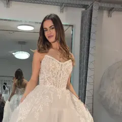 Junge Frau in einem Brautkleid mit Spitze und Glitzer, das aktuelle Brautkleider Trends widerspiegelt.