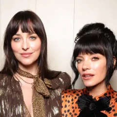 Dakota Johnson und Lily Allen: Tolle Frisuren-Inspo! Beide tragen ihre Haare mit Pony, aber ganz unterschiedlich gestylt.