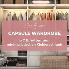 Ein aufgeräumter, minimalistischer Kleiderschrank mit einer Capsule Wardrobe. Kleidung ist ordentlich aufgehängt und gefaltet.