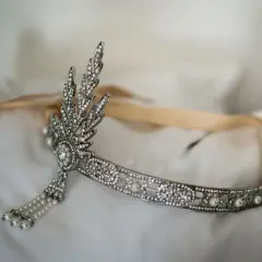 Ein glitzerndes Diadem mit Perlen, ein alter Hochzeitsbrauch, der Eleganz und Tradition vereint.