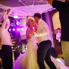 Brautpaar tanzt unter dem Brautschleier, ein romantischer Schleiertanz bei der Hochzeit.