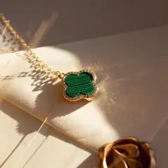 Ein goldenes Kleeblatt-Collier mit Malachit und Zirkonia, ein perfektes Geschenk zum 37. Hochzeitstag.
