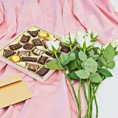 Ein zartrosa Seidenkimono, Pralinen und weiße Rosen – eine liebevolle Geste, die die Bedeutung des 24. Hochzeitstages unterstreicht.