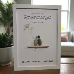 Gerahmtes Bild mit Steinfiguren eines Paares, das auf einem Ast sitzt. Es feiert den 35. Hochzeitstag von Teresa & Josef.
