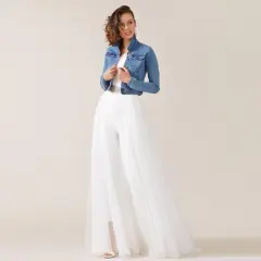 Brautkleid mit Jeansjacke kombinieren: Ein modernes Braut-Outfit mit Tüllhose und Jeansjacke.