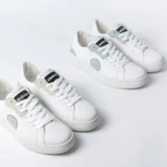 Zwei Paar weiße trend sneaker mit hellgrauen und mintgrünen Akzenten, auf weißem Hintergrund.