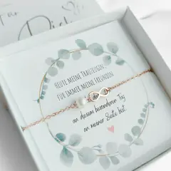 Ein Armband mit Unendlichkeitszeichen und Perle, das als Geschenk für die Trauzeugin gedacht ist. "Heute meine Trauzeugin, für immer meine Freundin.