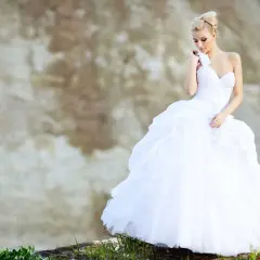 Braut in weißem Kleid mit voluminösem Reifrock, bereit, "Ja" zu sagen. Ein Traum, wenn Sie einen Reifrock kaufen möchten.