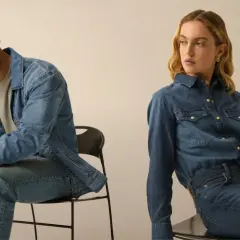 Mann und Frau in Jeans-Outfits. Sie tragen Jeansjacken und Jeanshosen. Perfekte Jeans formen Damen und Herren.