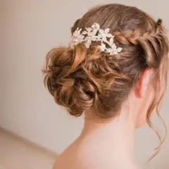 Brautfrisur mit offenen Haaren, Locken und einem eleganten Haarschmuck. Perfekt für die Hochzeit.