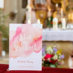 Hochzeitsprogramm für Julia & Michael. Im Hintergrund der Kirche erklingen bekannte kirchenlieder zum Mitsingen.