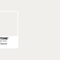 Pantone-Farbkarte mit dem Namen "Cloud Dancer". Ein zarter, heller Ton, der an die Leichtigkeit von Wolken erinnert.