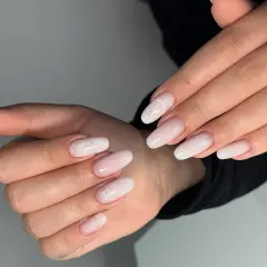 Zarte Ombre-Nägel mit Spitze, ein Trend für Nageltrends 2026, die Eleganz und Romantik ausstrahlen.