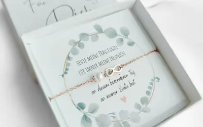Ein Armband mit Unendlichkeitszeichen und Perle, das als Geschenk für die Trauzeugin gedacht ist. "Heute meine Trauzeugin, für immer meine Freundin.
