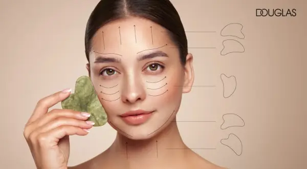 Frau mit Gua Sha Stein und Pfeilen, die die Gua Sha Technik zur Gesichtsstraffung zeigen.