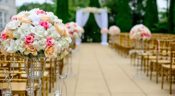 Blumenarrangements und Stühle für eine Zeremonie. Tolle hochzeitsmotto ideen für einen romantischen Tag.