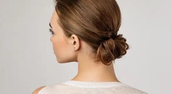 Eine elegante hochsteckfrisur kurze haare, die den Nacken frei lässt.