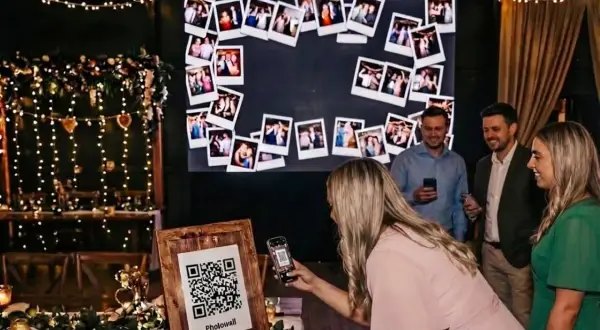 Gäste scannen QR-Code für eine interaktive Photowall – eine tolle Idee für das Hochzeitsprogramm!