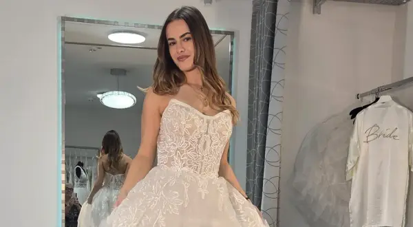 Junge Frau in einem Brautkleid mit Spitze und Glitzer, das aktuelle Brautkleider Trends widerspiegelt.