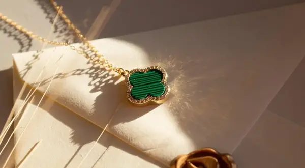 Ein goldenes Kleeblatt-Collier mit Malachit und Zirkonia, ein perfektes Geschenk zum 37. Hochzeitstag.
