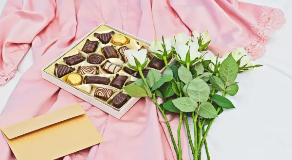 Ein zartrosa Seidenkimono, Pralinen und weiße Rosen – eine liebevolle Geste, die die Bedeutung des 24. Hochzeitstages unterstreicht.