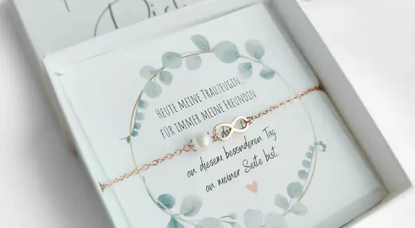 Ein Armband mit Unendlichkeitszeichen und Perle, das als Geschenk für die Trauzeugin gedacht ist. "Heute meine Trauzeugin, für immer meine Freundin.