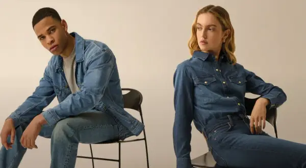 Mann und Frau in Jeans-Outfits. Sie tragen Jeansjacken und Jeanshosen. Perfekte Jeans formen Damen und Herren.