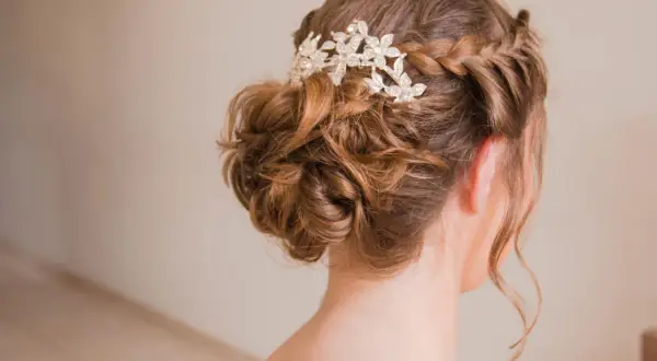 Brautfrisur mit offenen Haaren, Locken und einem eleganten Haarschmuck. Perfekt für die Hochzeit.