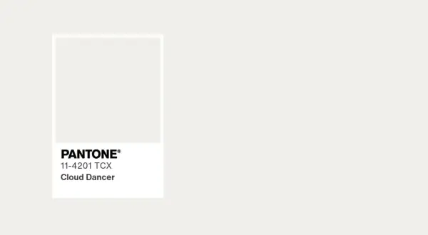 Pantone-Farbkarte mit dem Namen "Cloud Dancer". Ein zarter, heller Ton, der an die Leichtigkeit von Wolken erinnert.