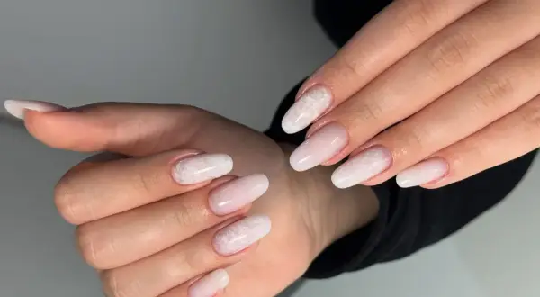 Zarte Ombre-Nägel mit Spitze, ein Trend für Nageltrends 2026, die Eleganz und Romantik ausstrahlen.