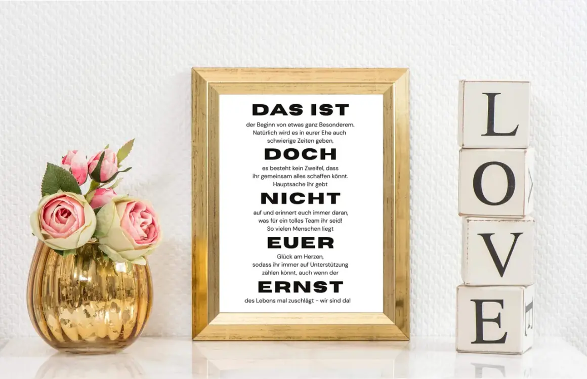 Das Geheimnis einer guten Ehe lustig: Ein gerahmter Spruch über Teamwork und Unterstützung, daneben LOVE-Blöcke und Rosen.
