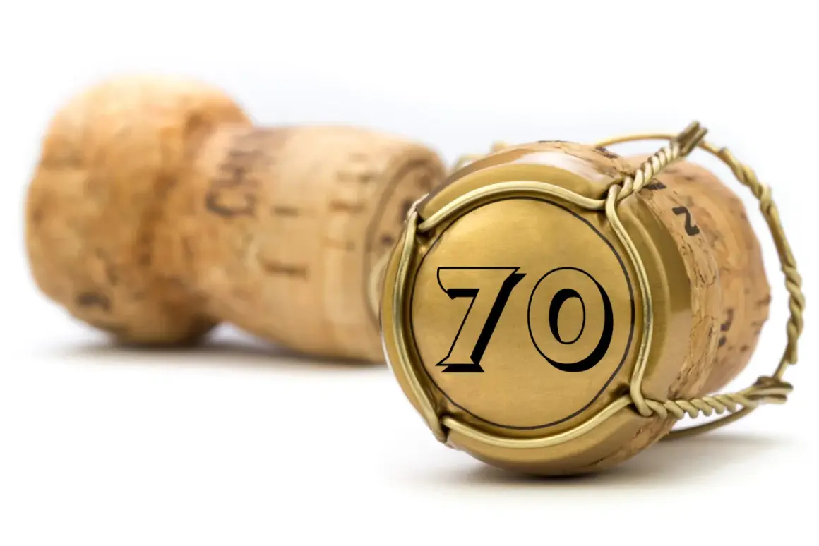 Sektkorken mit der Zahl 70, die die Bedeutung eines 70. Hochzeitstages symbolisiert.
