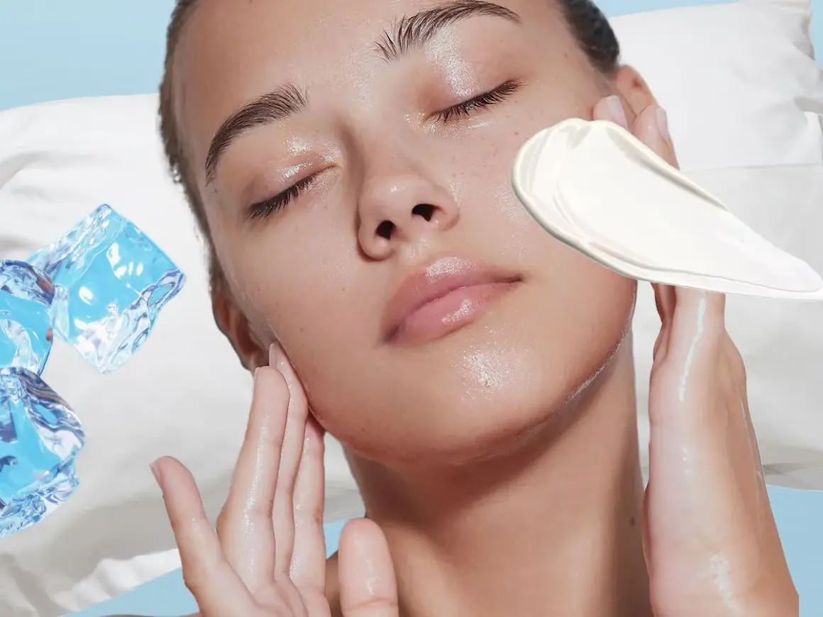 Erfrischende gesichtsreinigung routine mit Eiswürfeln und einer cremigen Textur für reine Haut.