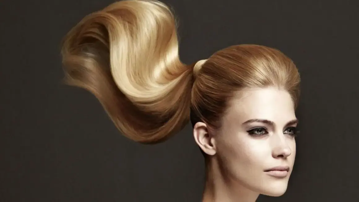 Ein voluminöser, goldblonder Pferdeschwanz, der elegant über die Schulter fällt. Perfekt für festliche pferdeschwanz frisuren.