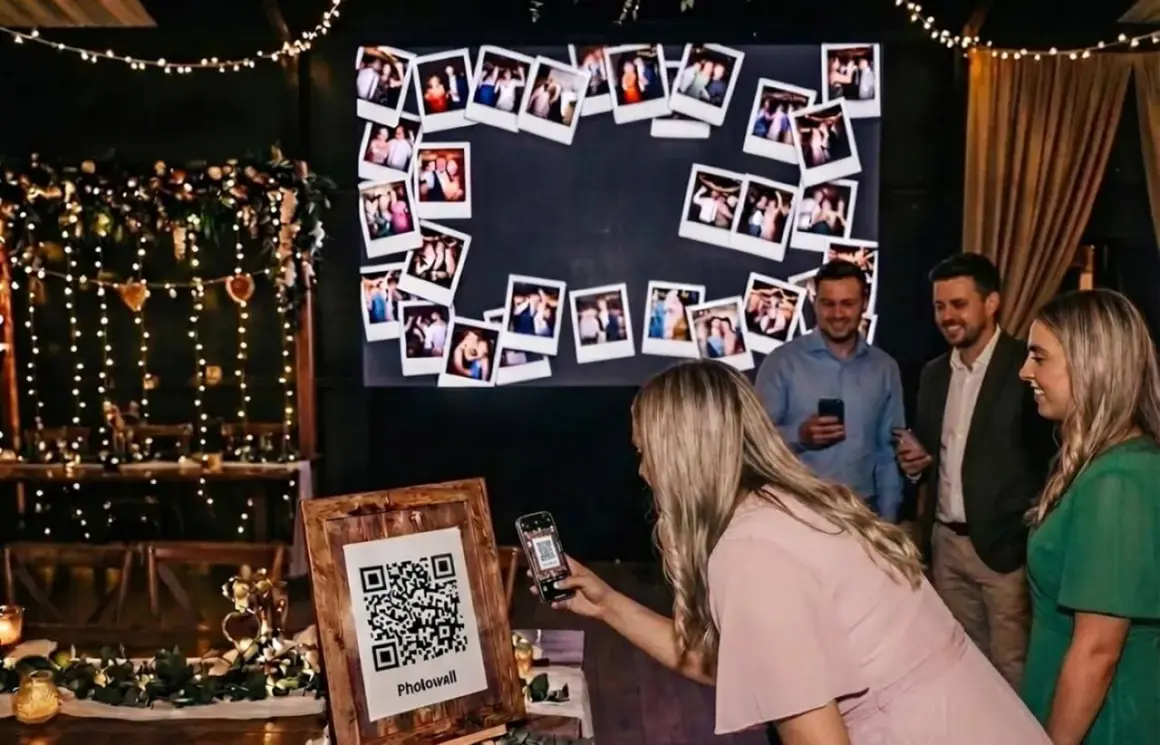 Gäste scannen QR-Code für eine interaktive Photowall – eine tolle Idee für das Hochzeitsprogramm!