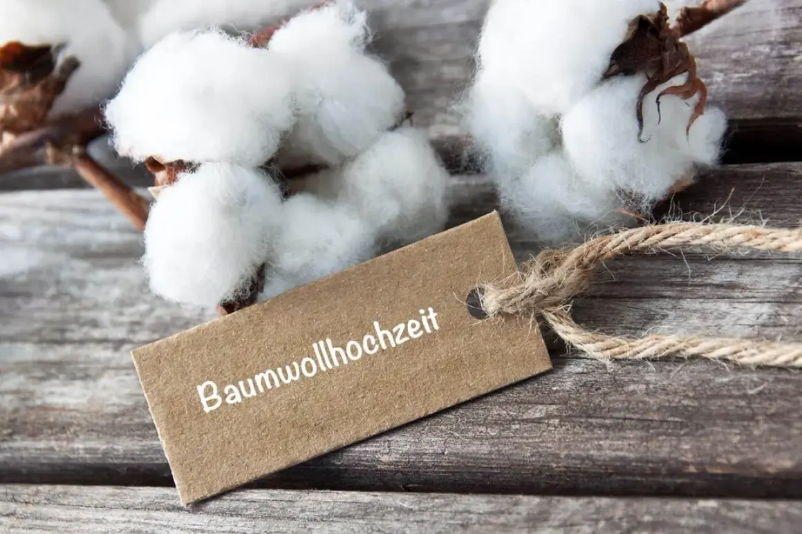 Baumwollhochzeit: Zwei Jahre voller Liebe, so zart und rein wie diese Baumwollblüten.