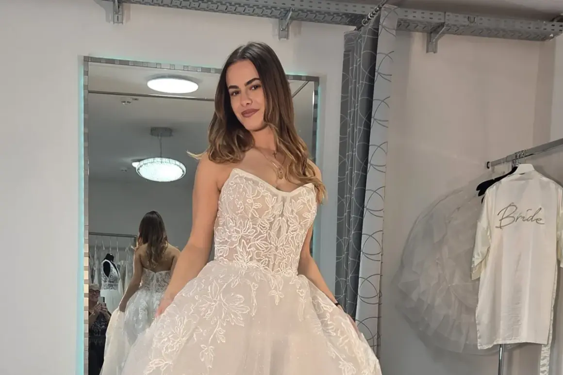 Junge Frau in einem Brautkleid mit Spitze und Glitzer, das aktuelle Brautkleider Trends widerspiegelt.