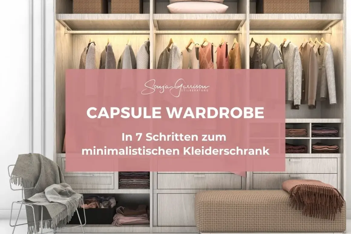 Ein aufgeräumter, minimalistischer Kleiderschrank mit einer Capsule Wardrobe. Kleidung ist ordentlich aufgehängt und gefaltet.